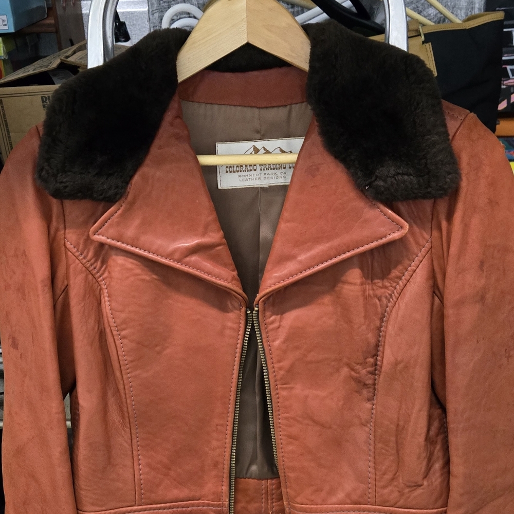 Rust Brown Leather Jacket with Shearling Collar and Zipper Closure Cropped V8nt